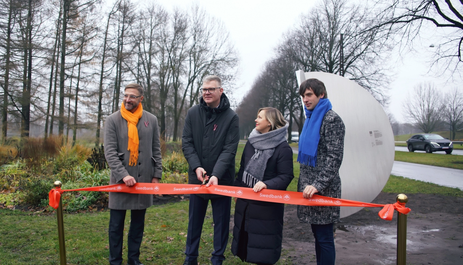 Atklāj AS “Swedbank” dāvinājumu – vides objektu “Taisnīgums”