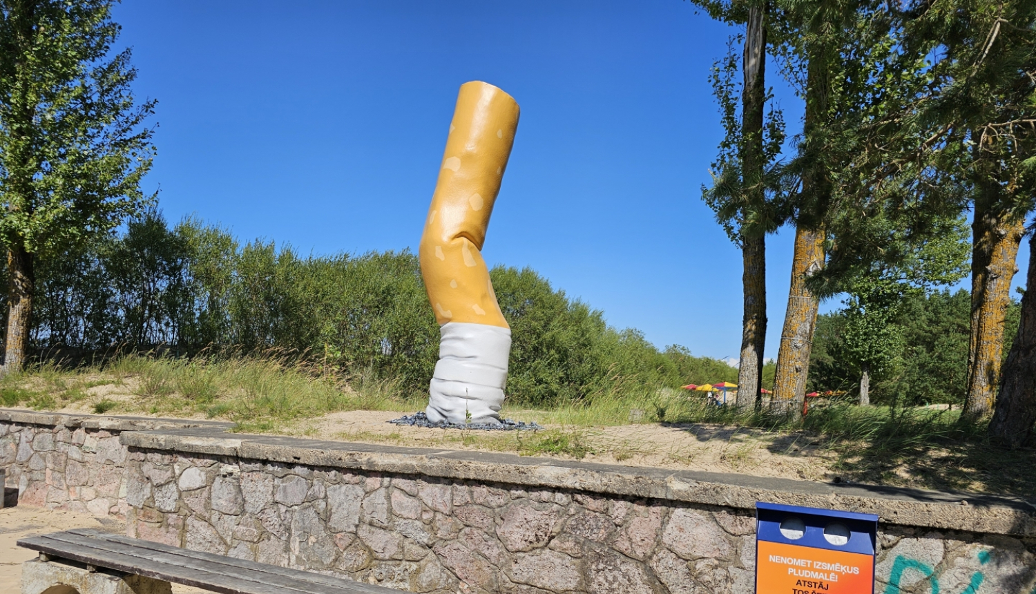 Vides objekts izsmēķis un novietotas izsmēķu urnas