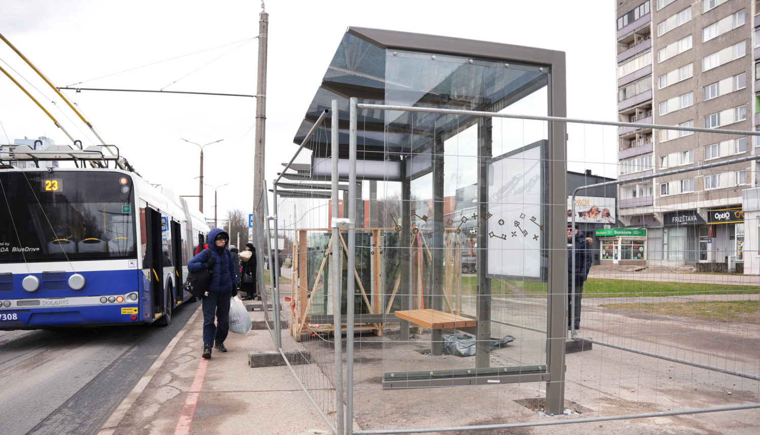 Uzstāda vienotā dizaina pieturvietu