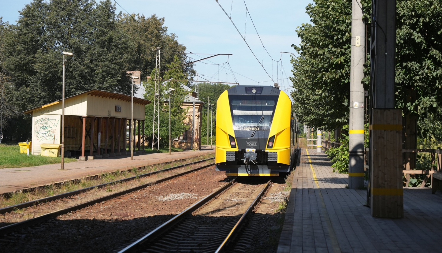 Pasažieru vilciens pieturā