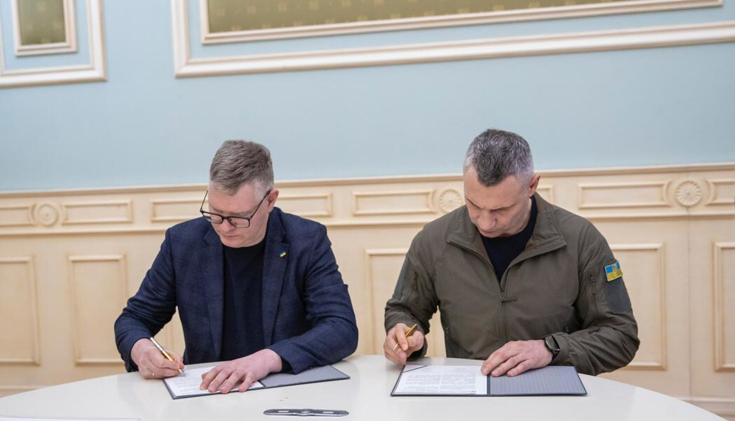 Rīgas domes priekšsēdētājs Vilnis Ķirsis un Kijivas mērs Vitāliju Kļičko 