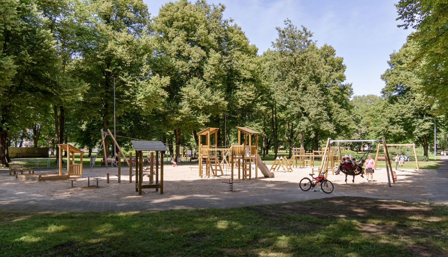 Bērnu rotaļu un vingrošanas laukums Latgales parkā
