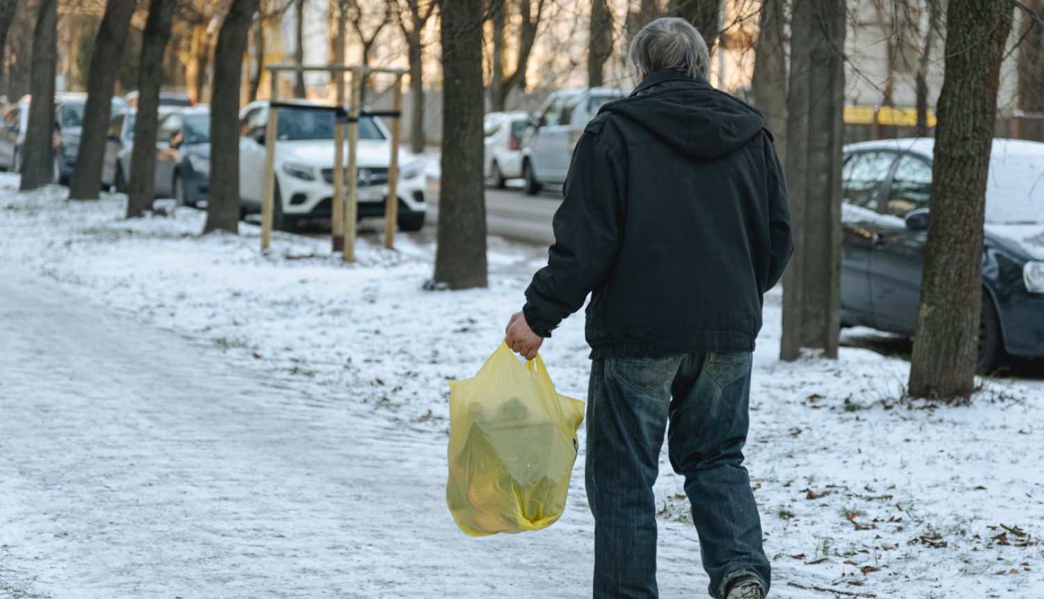 Vīrietis iet pa ielu