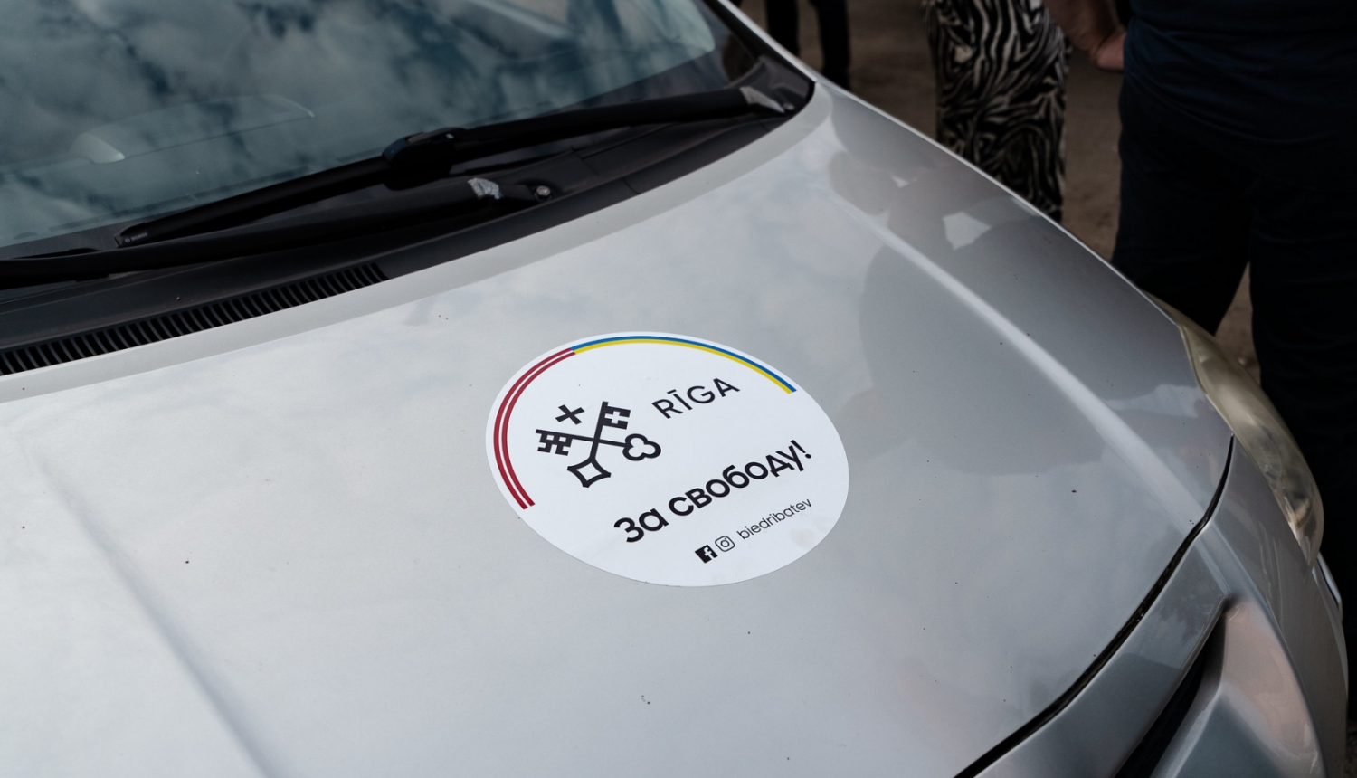 Ziedotā automašīna ar uzrakstu Ukraiņu valodā