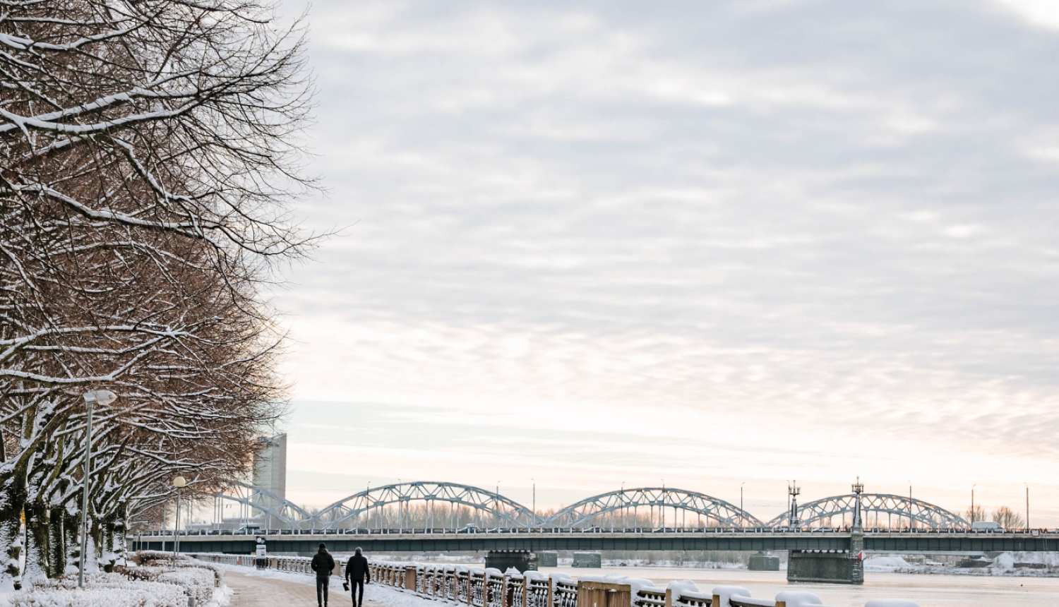 Ziemas skats uz Daugavu un dzelzceļa tiltu