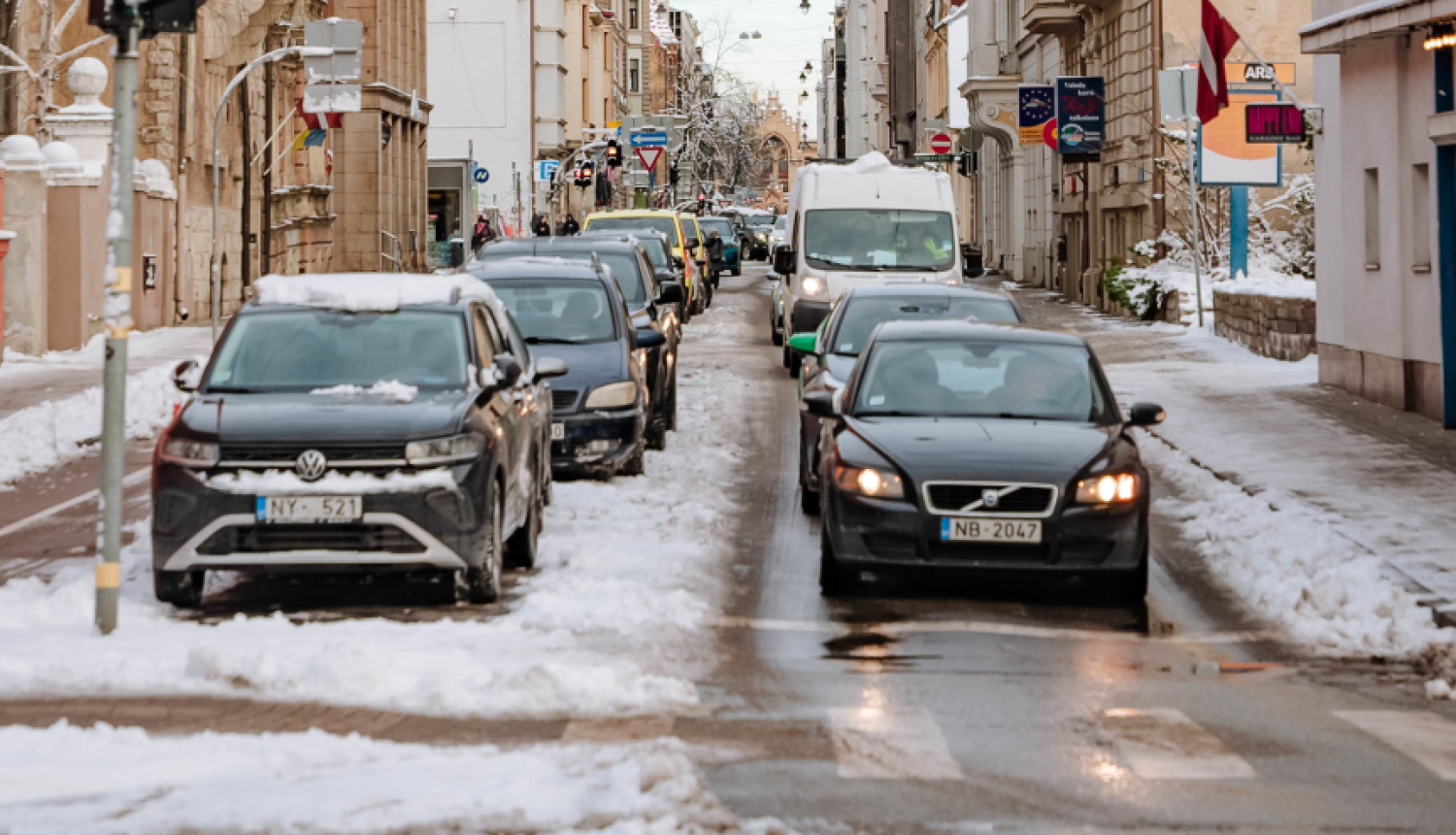 Sniegota iela automašīnas