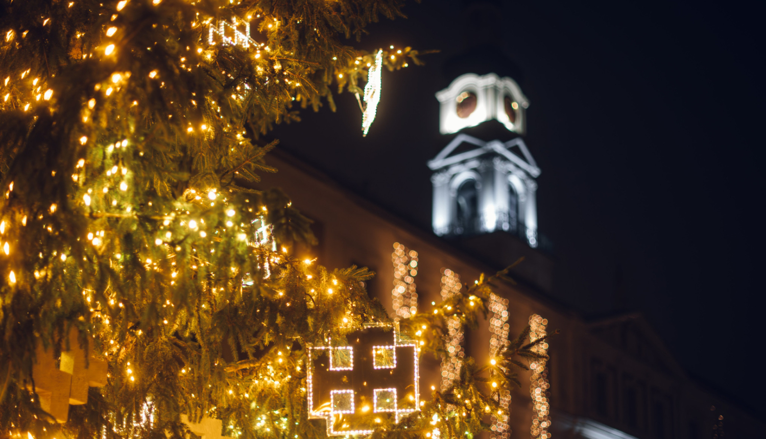 Ziemassvētku egle un Rātsnama tornis
