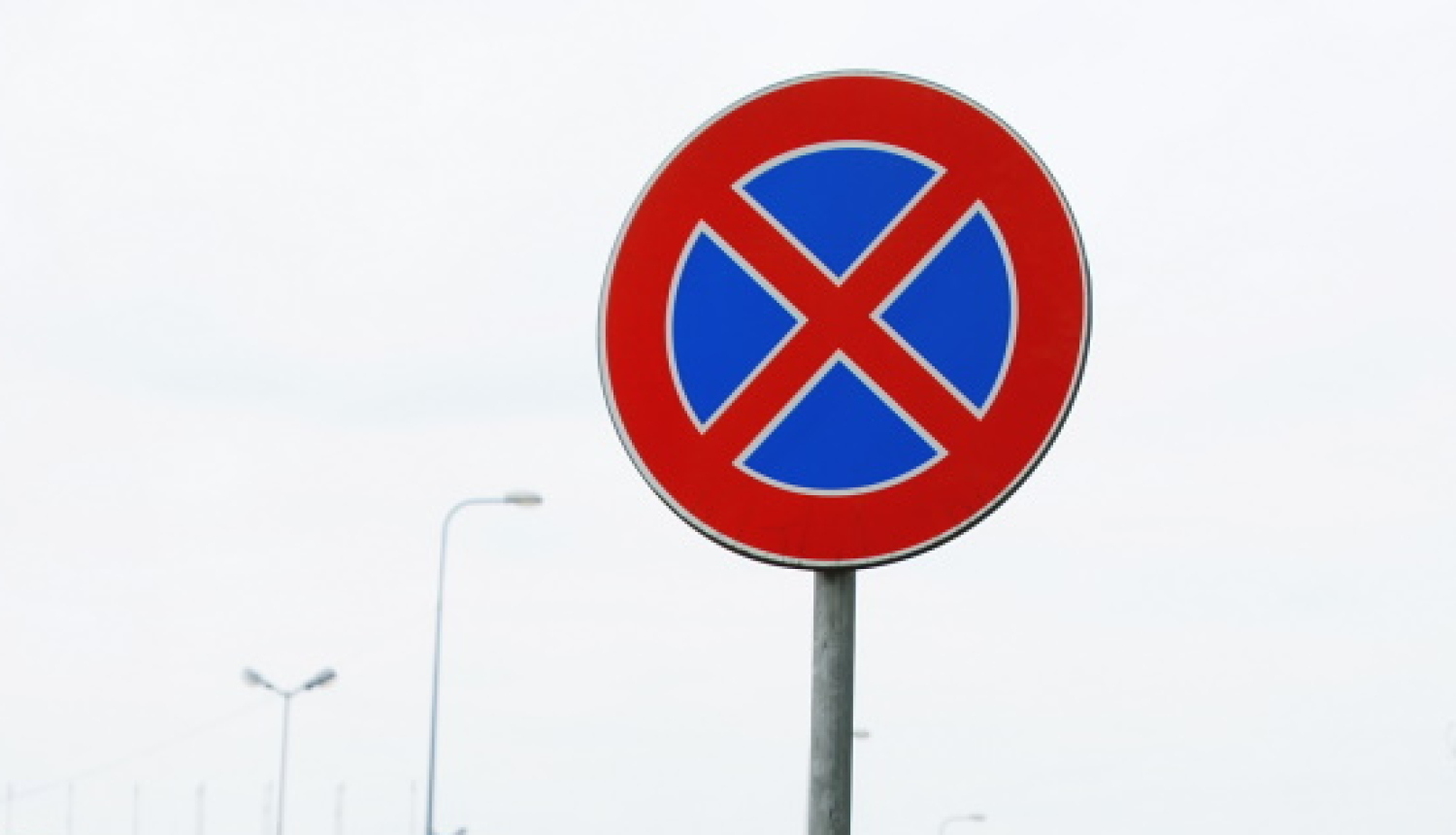 Ceļa zīme apstāties aizliegts