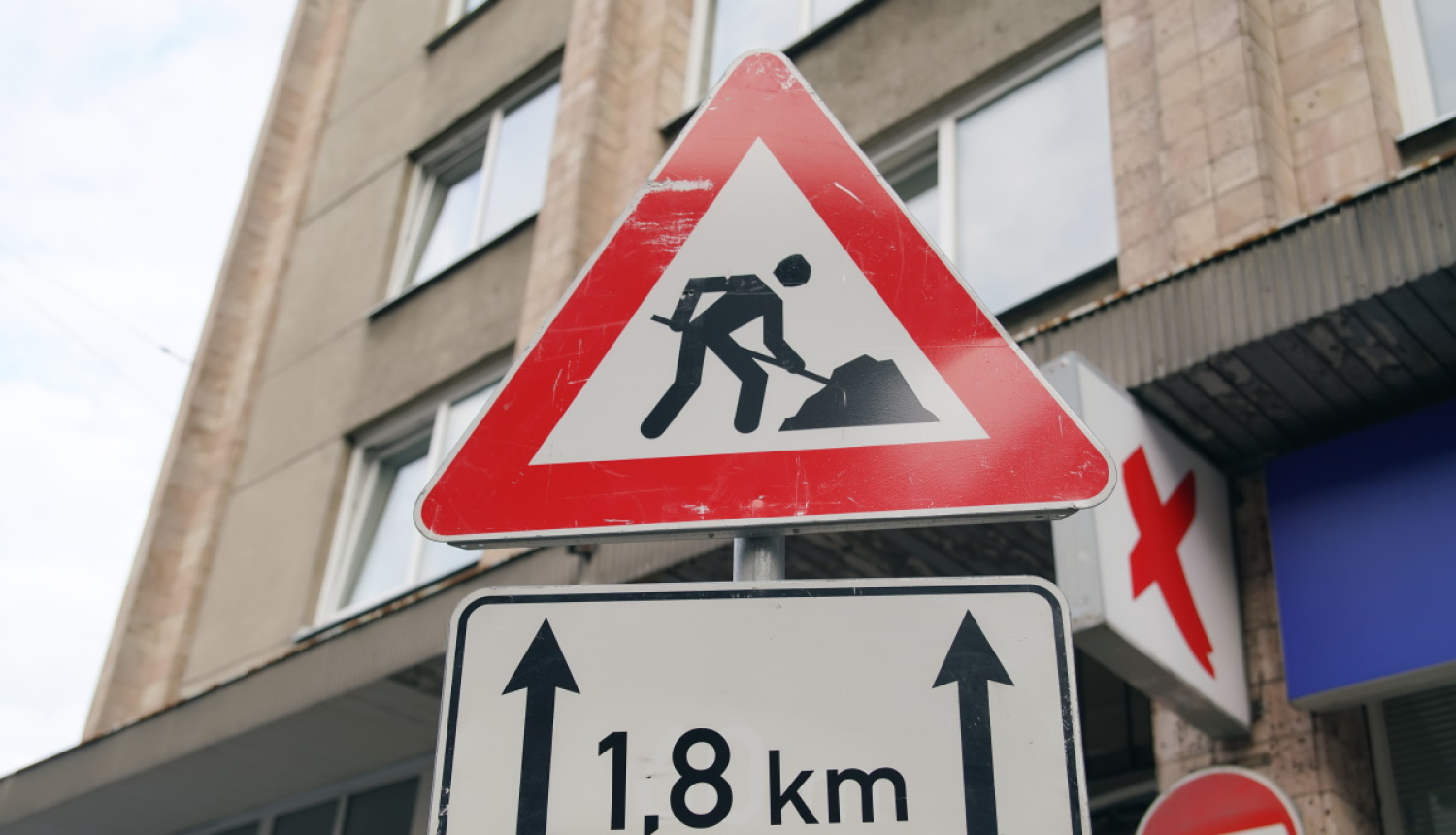 Ceļa zīme ielas remonts