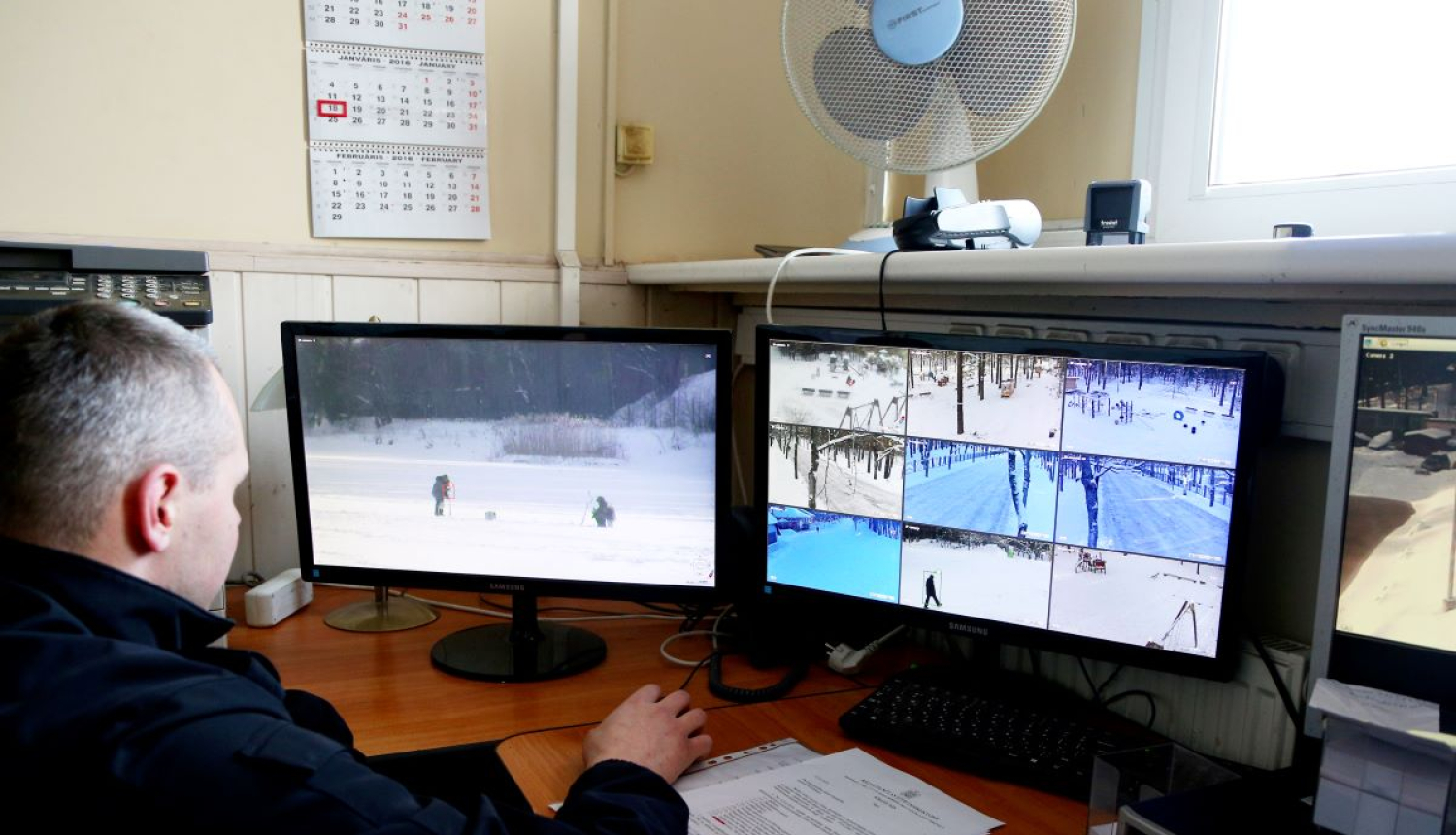 Pašvaldības policijas darbinieks veic videonovērošanu