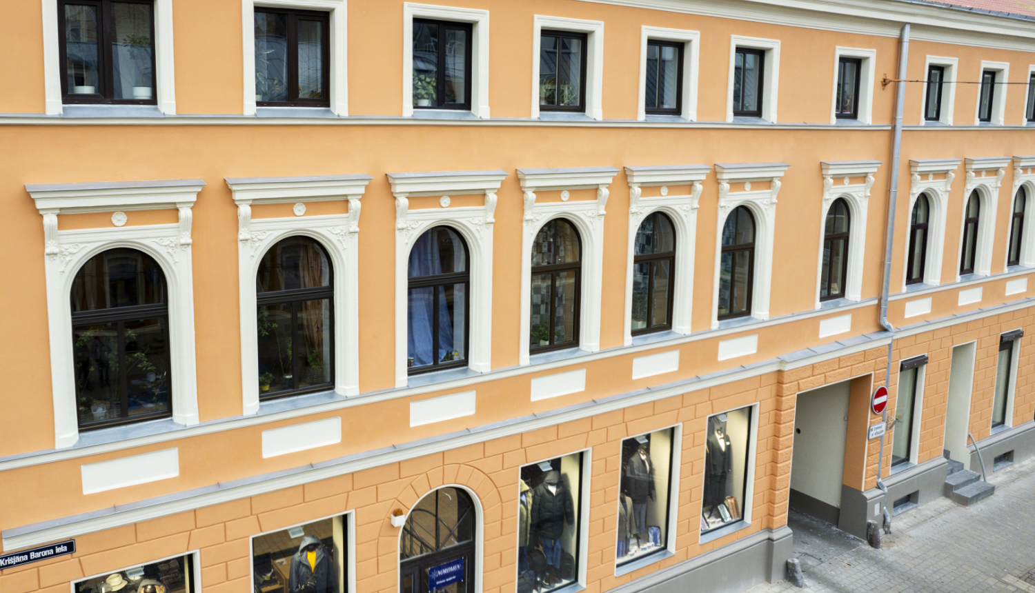 Kr.Barona iela 60 eķa pēc fasādes atjaunošanas