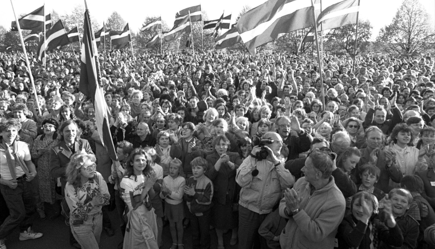 Tautas manifestācija Komjaunatnes krastmalā (tagad 11. novembra krastmala) pēc Latvijas PSR Augstākās Padomes deklarācijas Par Latvijas Republikas neatkarības atjaunošanu pieņemšanas Rīgā, 1990. gada 4. maijs, autors Boriss Koļesņikovs, Māris Bērsons_Latvijas Nacionālais arhīvs