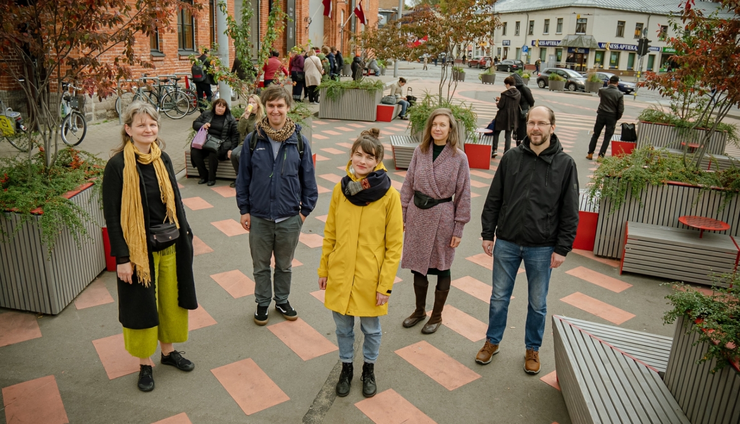 Cilvēki stāv Āgenskalna laukumā