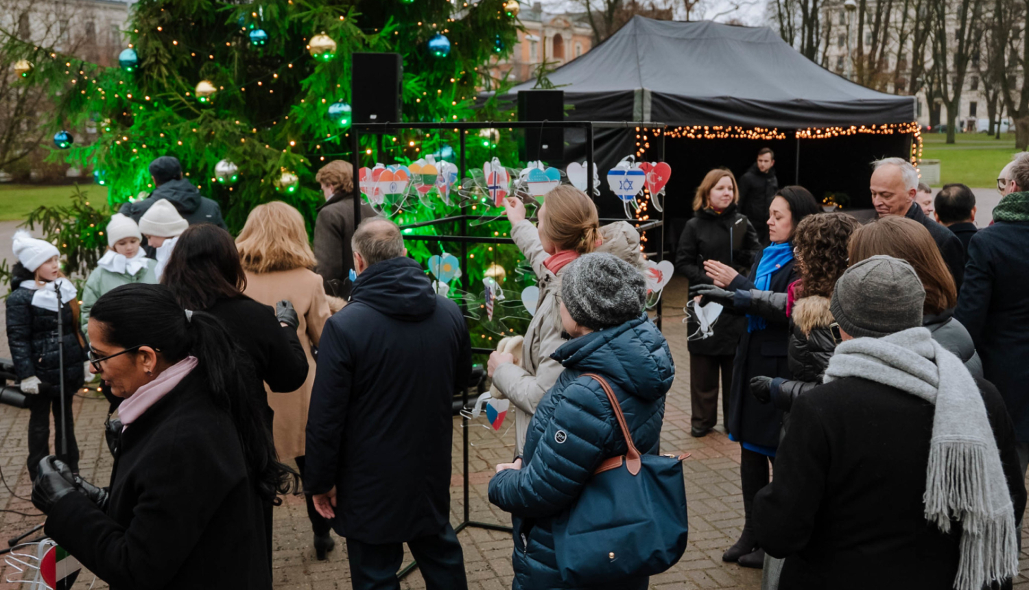 Rīgas mērs Viesturs Kleinbergs un Latvijā rezidējošie ārvalstu vēstnieki rotā eglīti