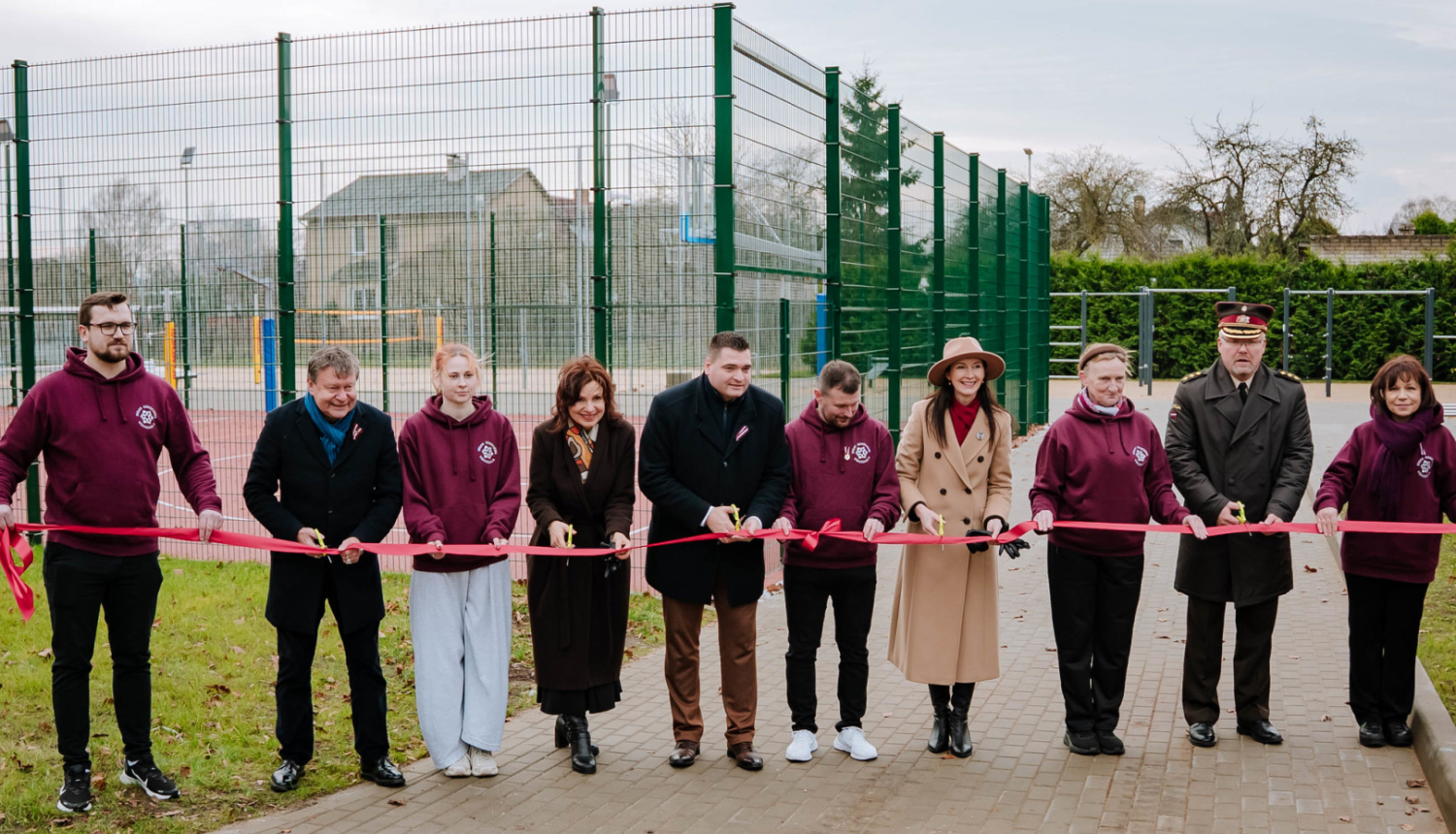 Atklāj Rīgas Dārzciema vidusskolas sporta laukumu
