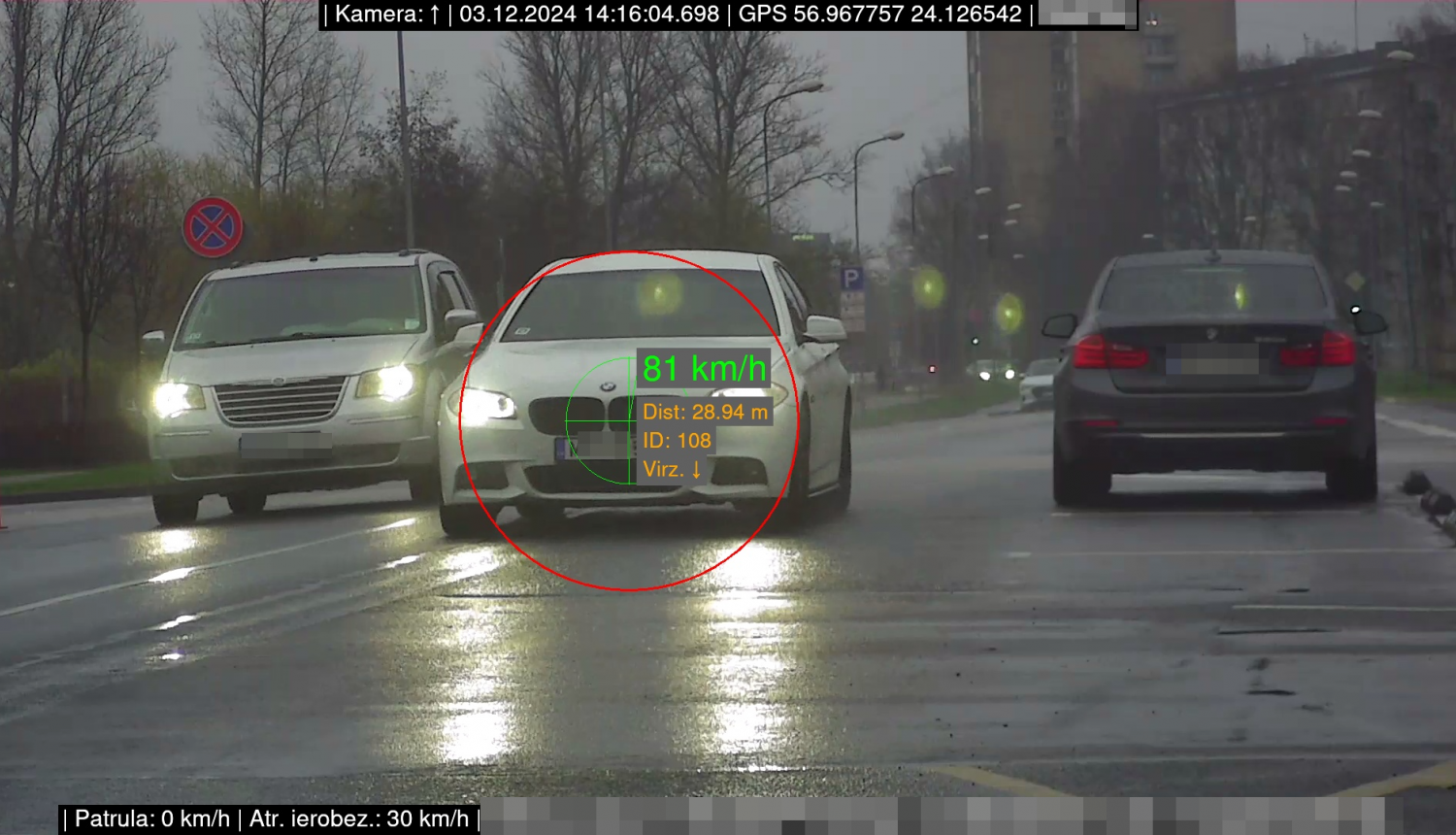 Auto pārsniedz ātrumu, rādās policijas datora ekrāns