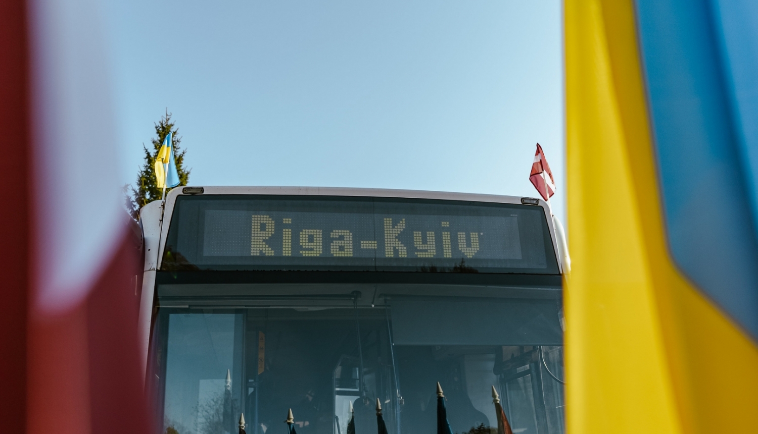 autobuss ar Ukrainas karogu