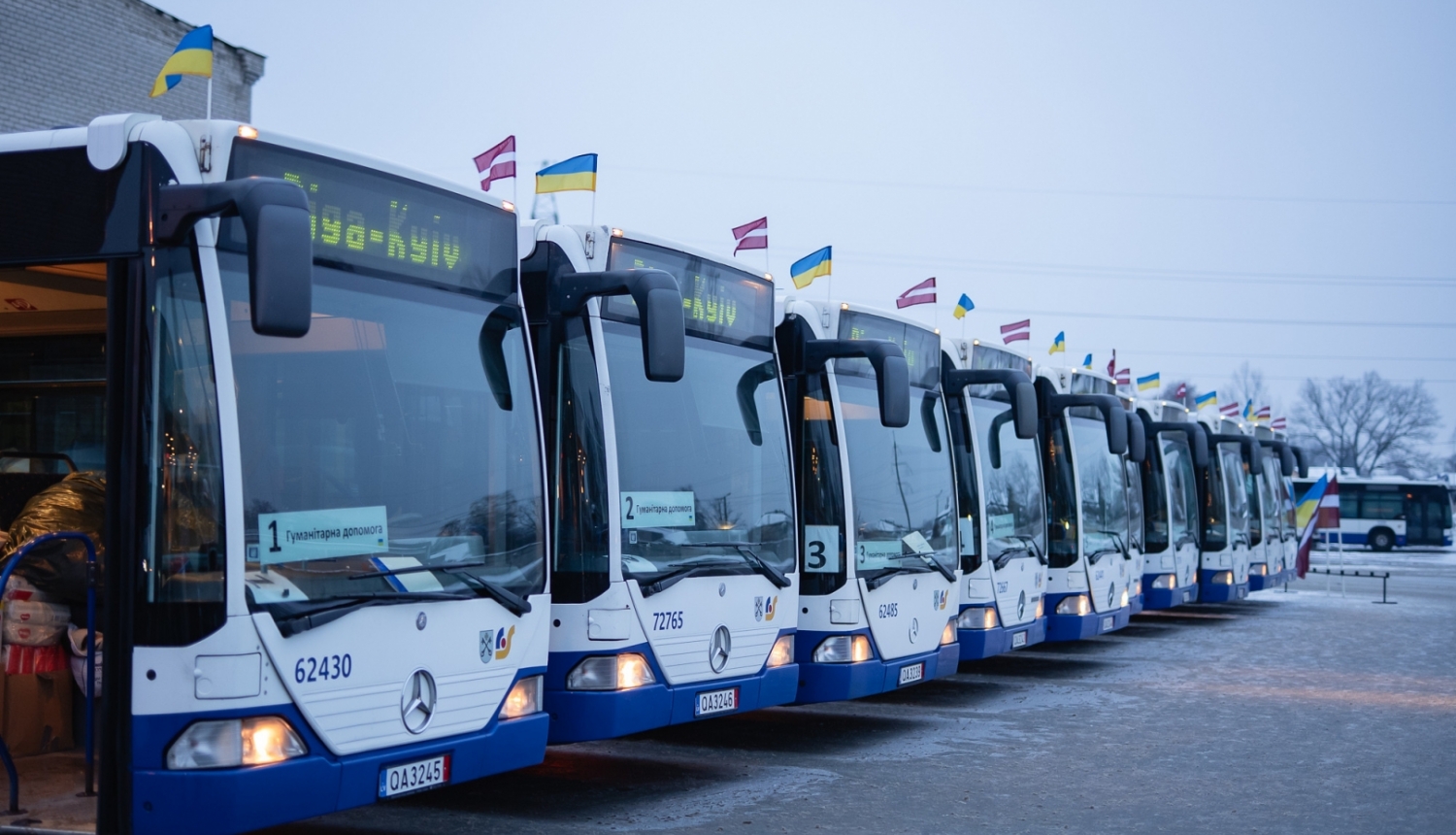 Autobusi ar Ukrainas un Latvijas karodziņiem
