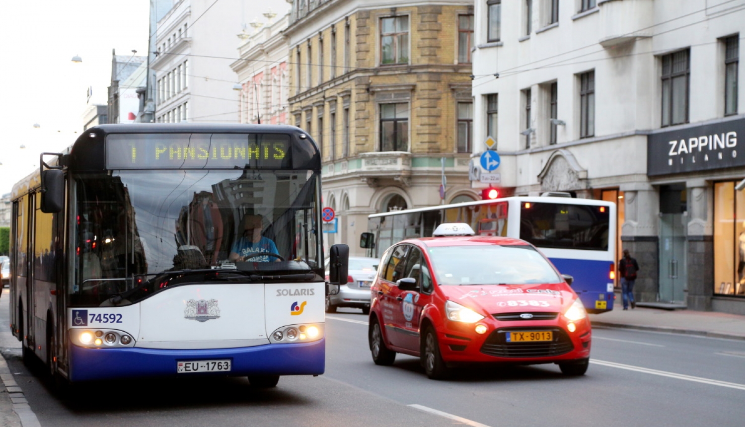 Autobuss brauc pa ielu