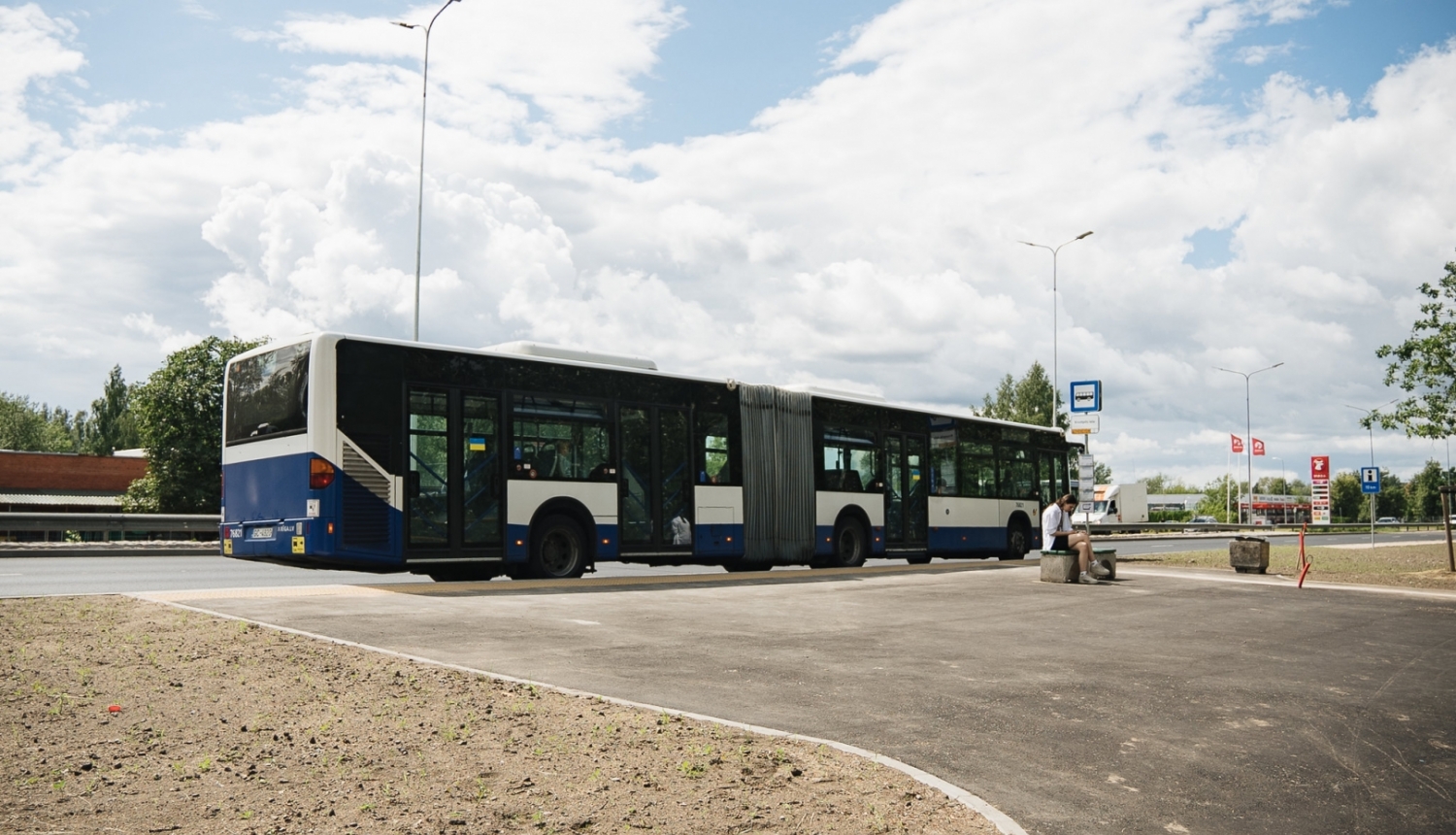 Autobuss pieturā