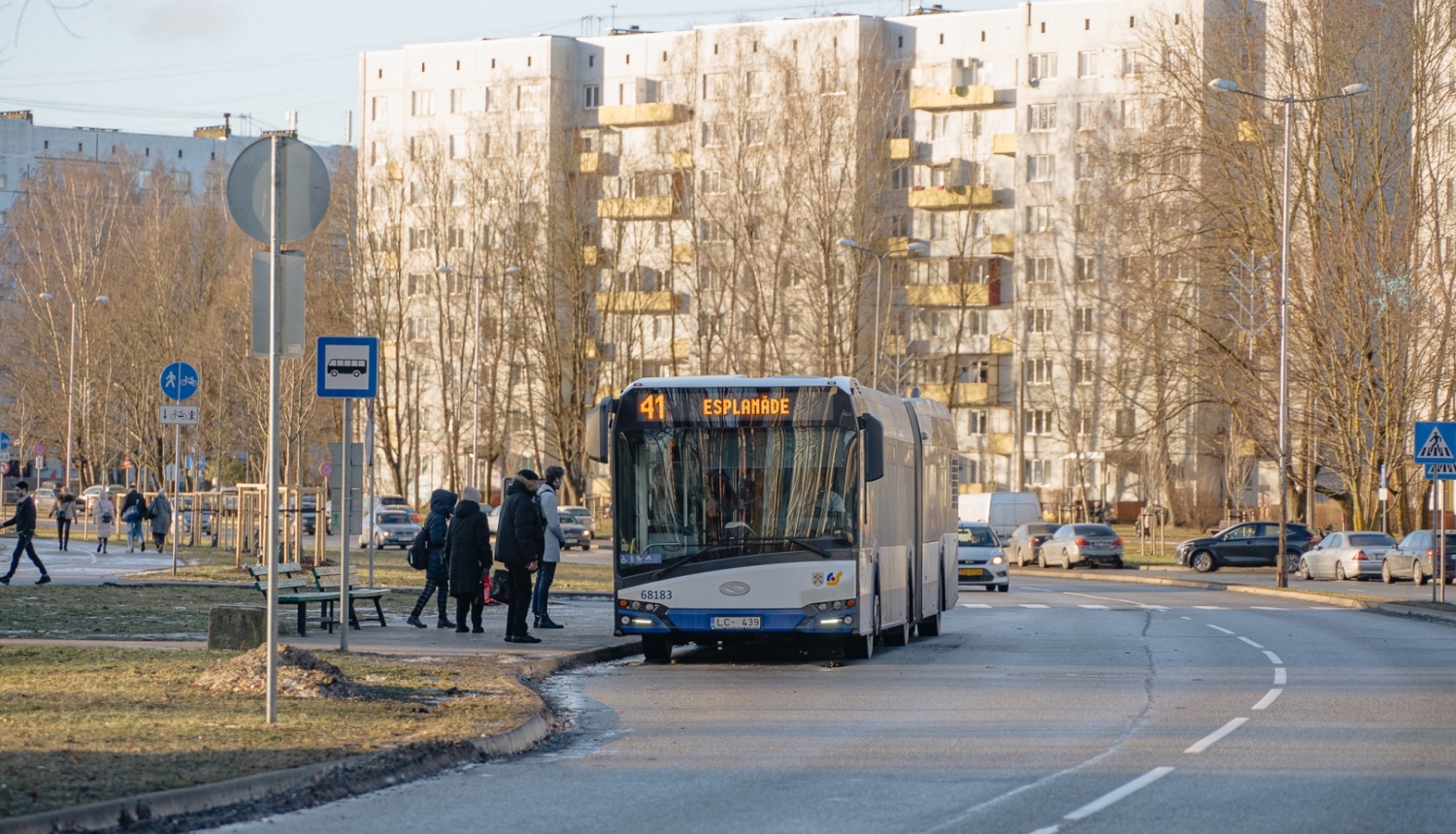 Autobuss pieturā uzņem pasažierus