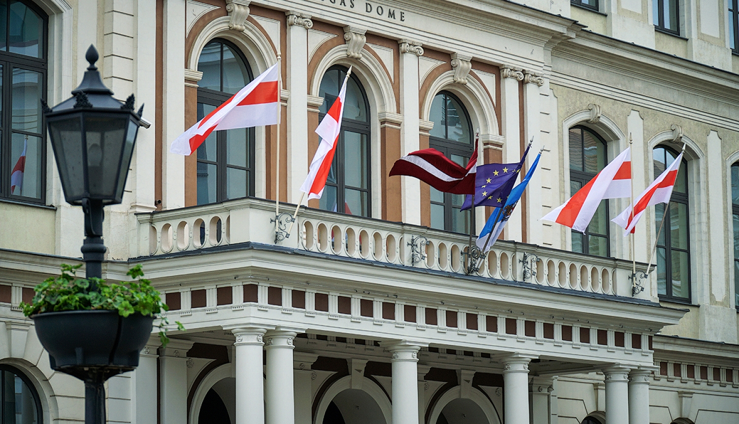 Baltkrievijas vēsturiskais karogs pie Rātsnama