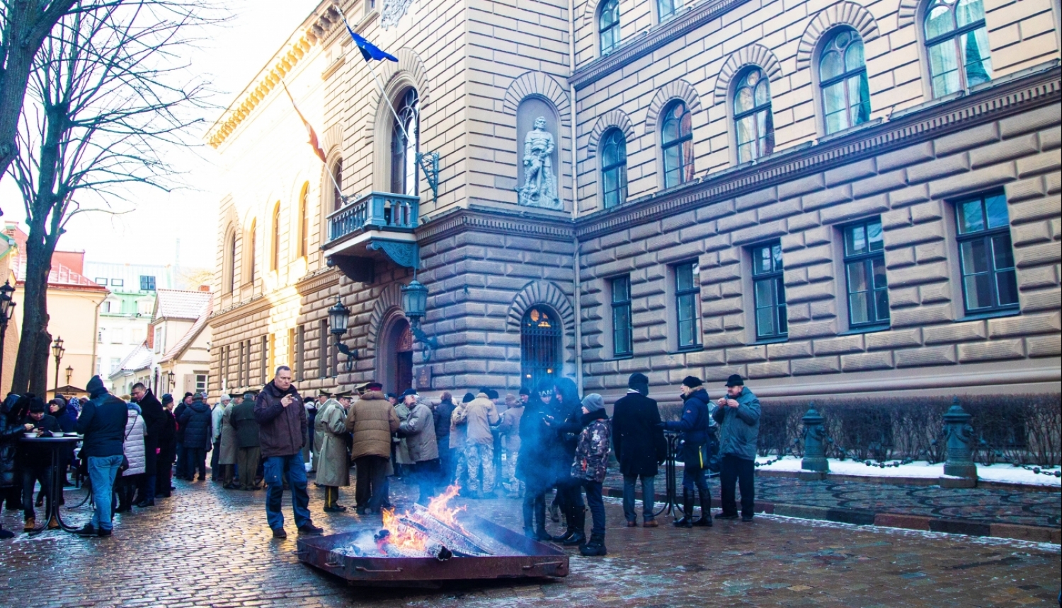 Barikāžu ugunskurs pie LR Saeimas ēkas