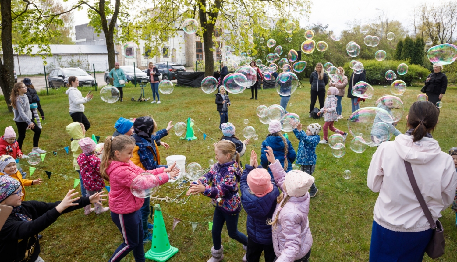 Bērni ķer burbuļus