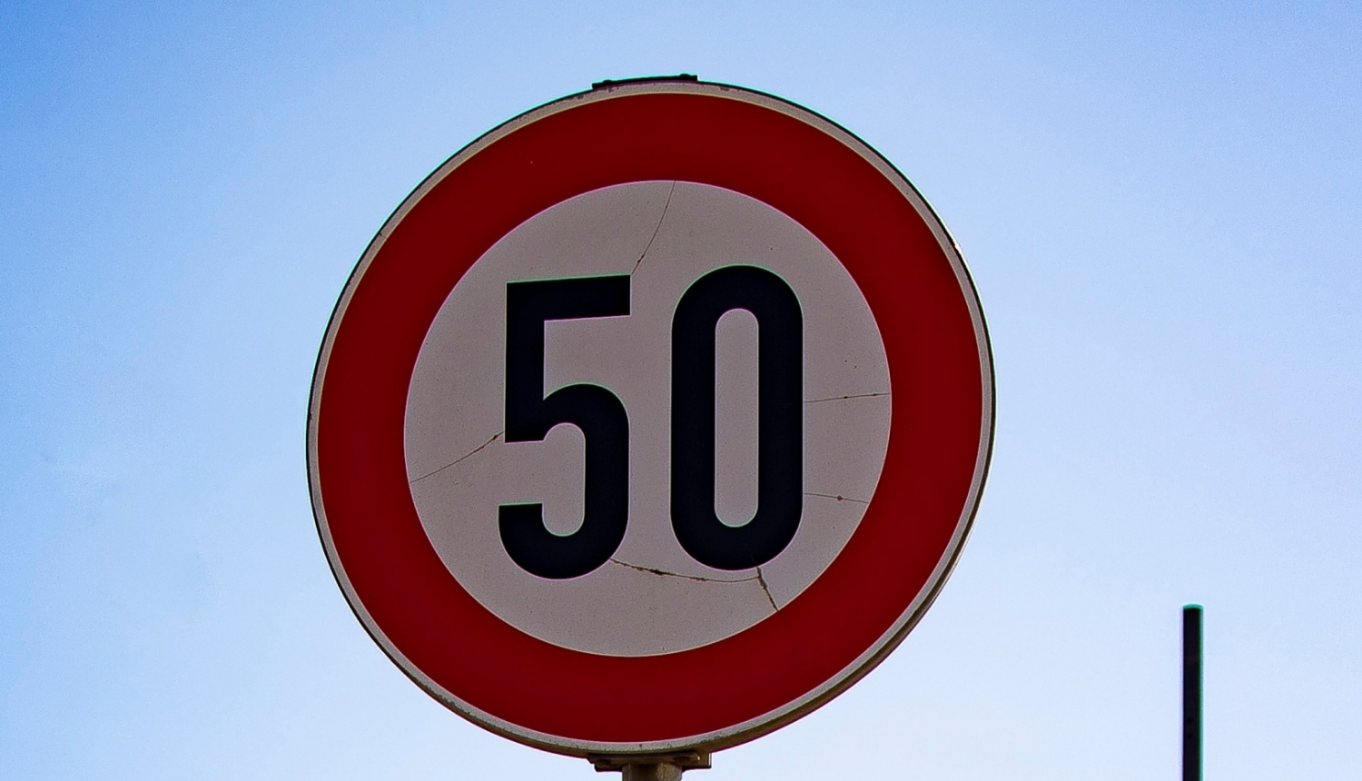 Ceļa zīme atļautais ātrums 50