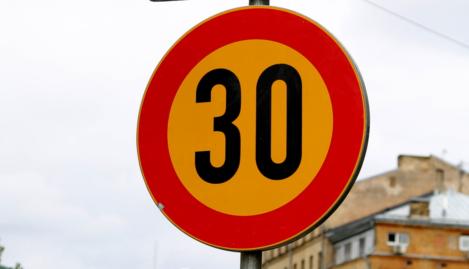 Ceļa zīme atļautais ātrums 30km/h