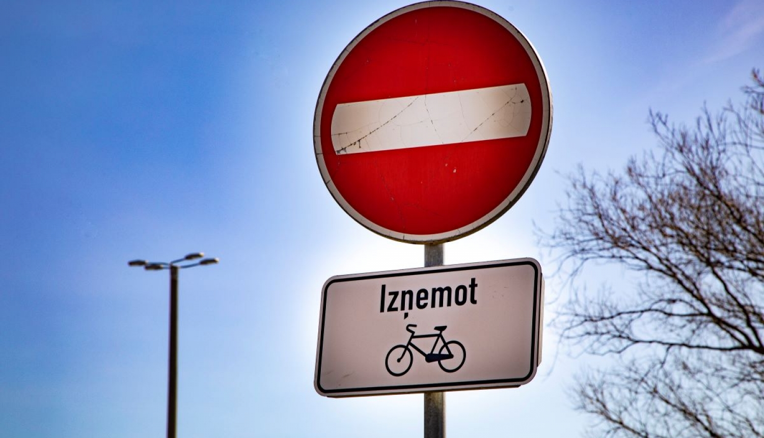ceļa zīme iebraukt aizliegts