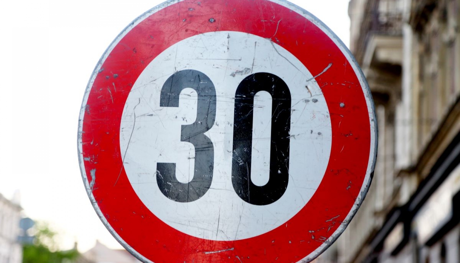 Ceļa zīme atļautais ātrums30