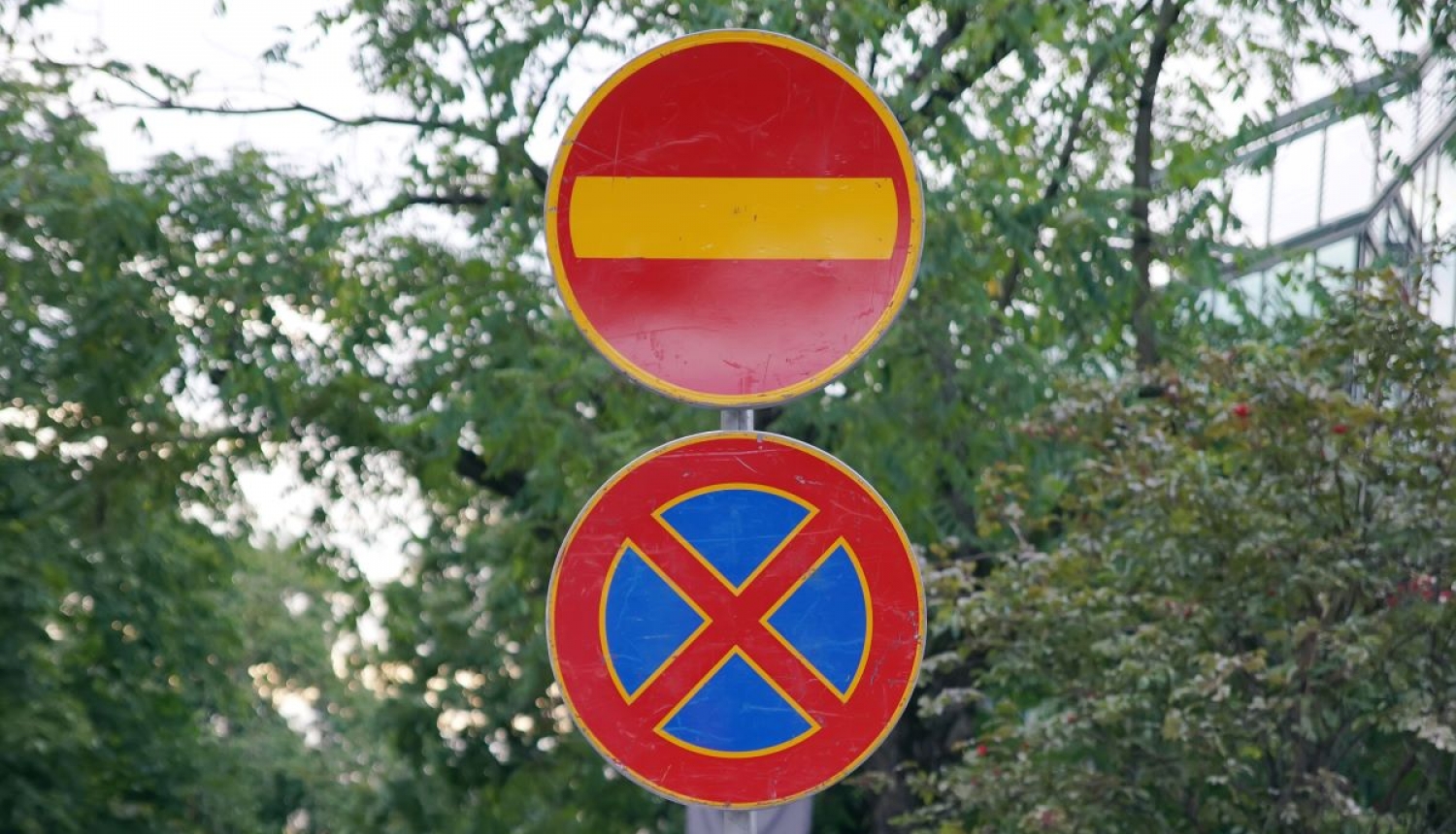 ceļa zīme braukt aizliegts