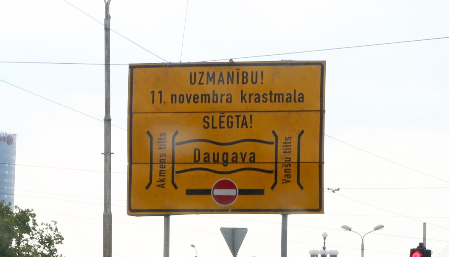 Ceļa zīme krastmala slēgta