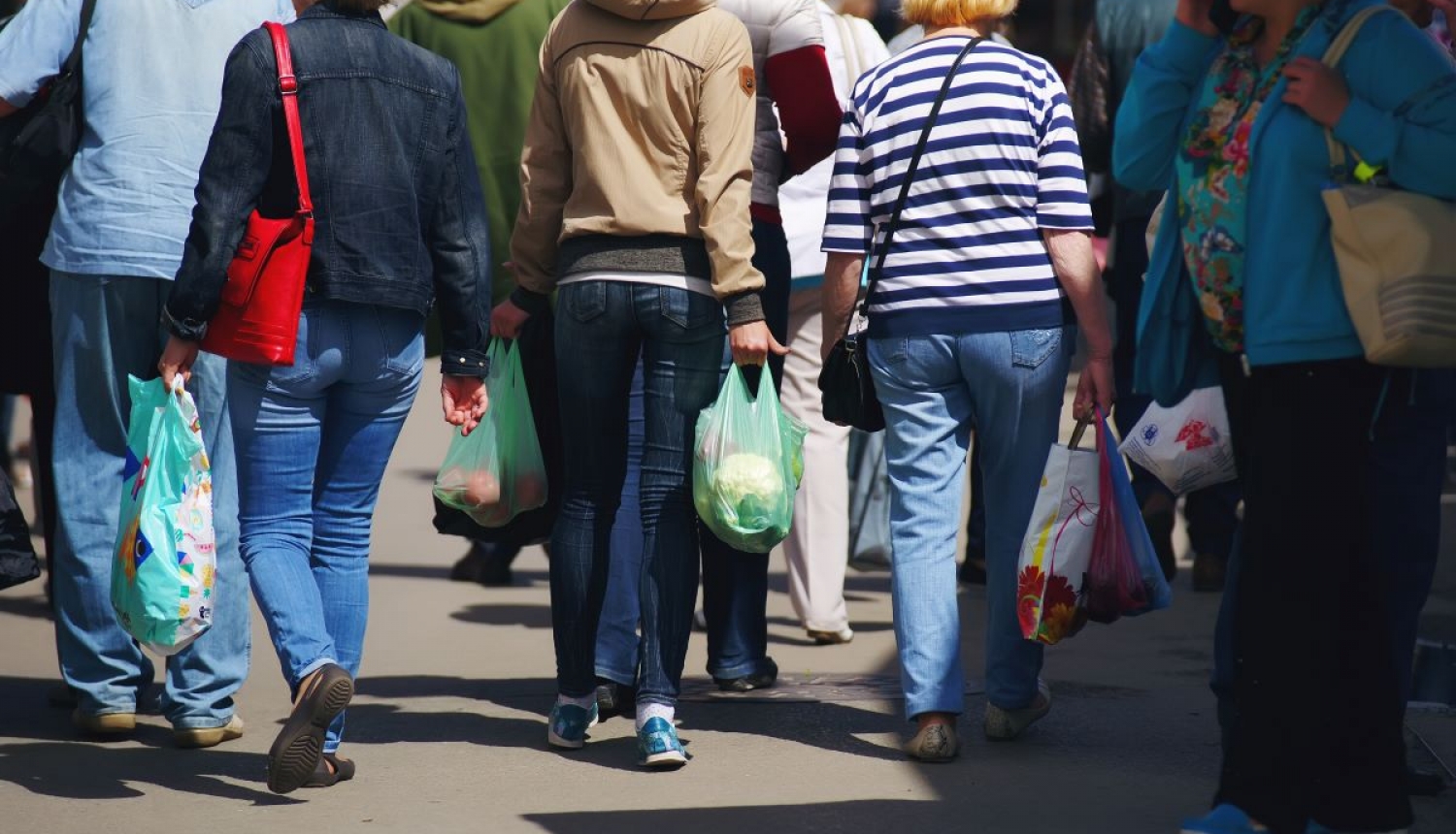 Cilvēki ar iepirkumu maisiņiem