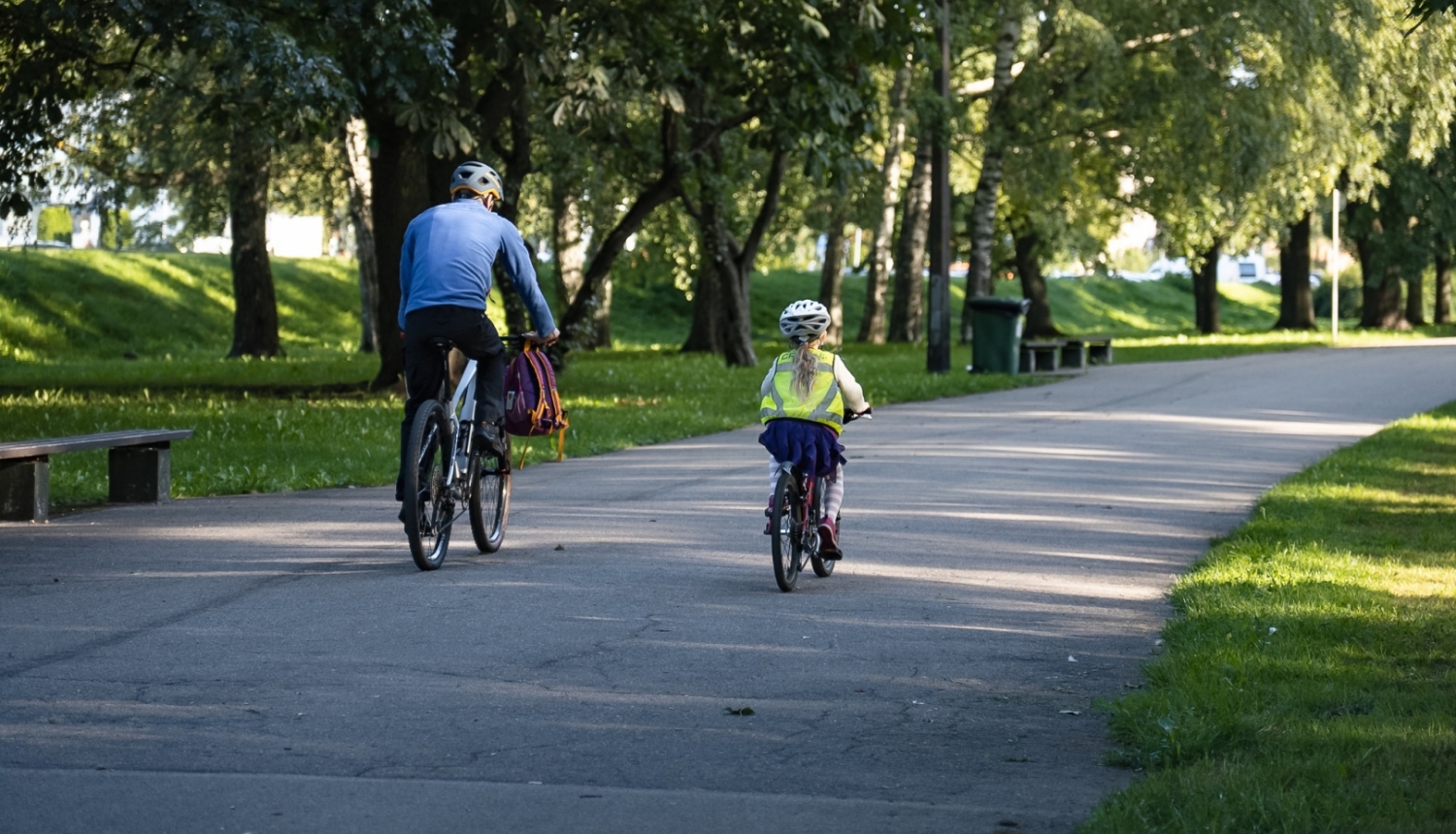 Cilvēki brauc ar velosipēdiem