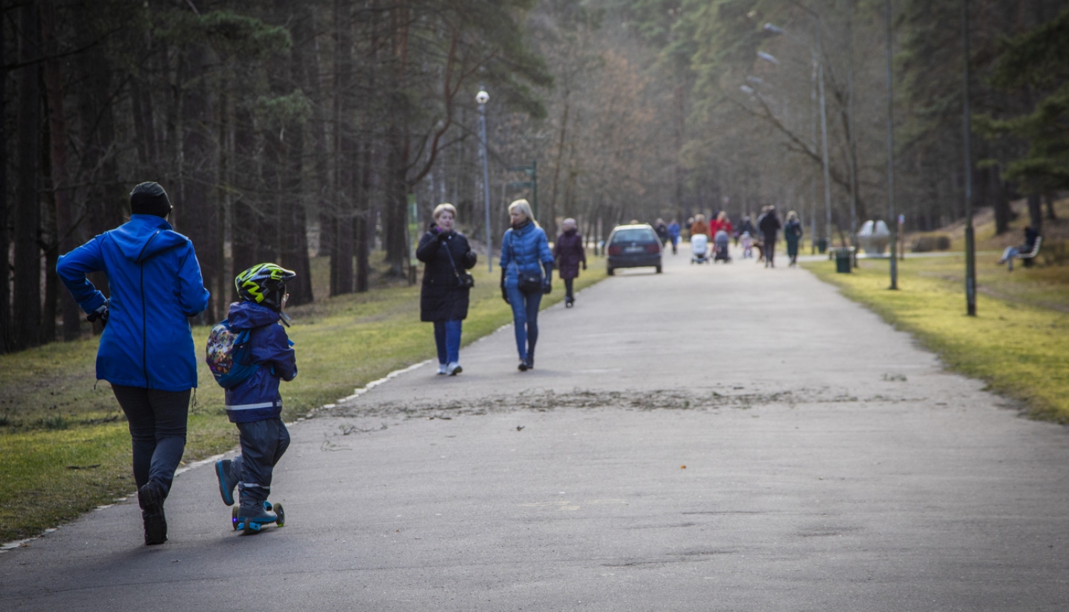 Cilvēki pastaigājas Mežaparkā