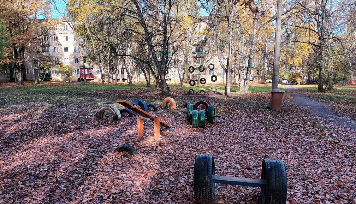 rotaļu laukums no riepām