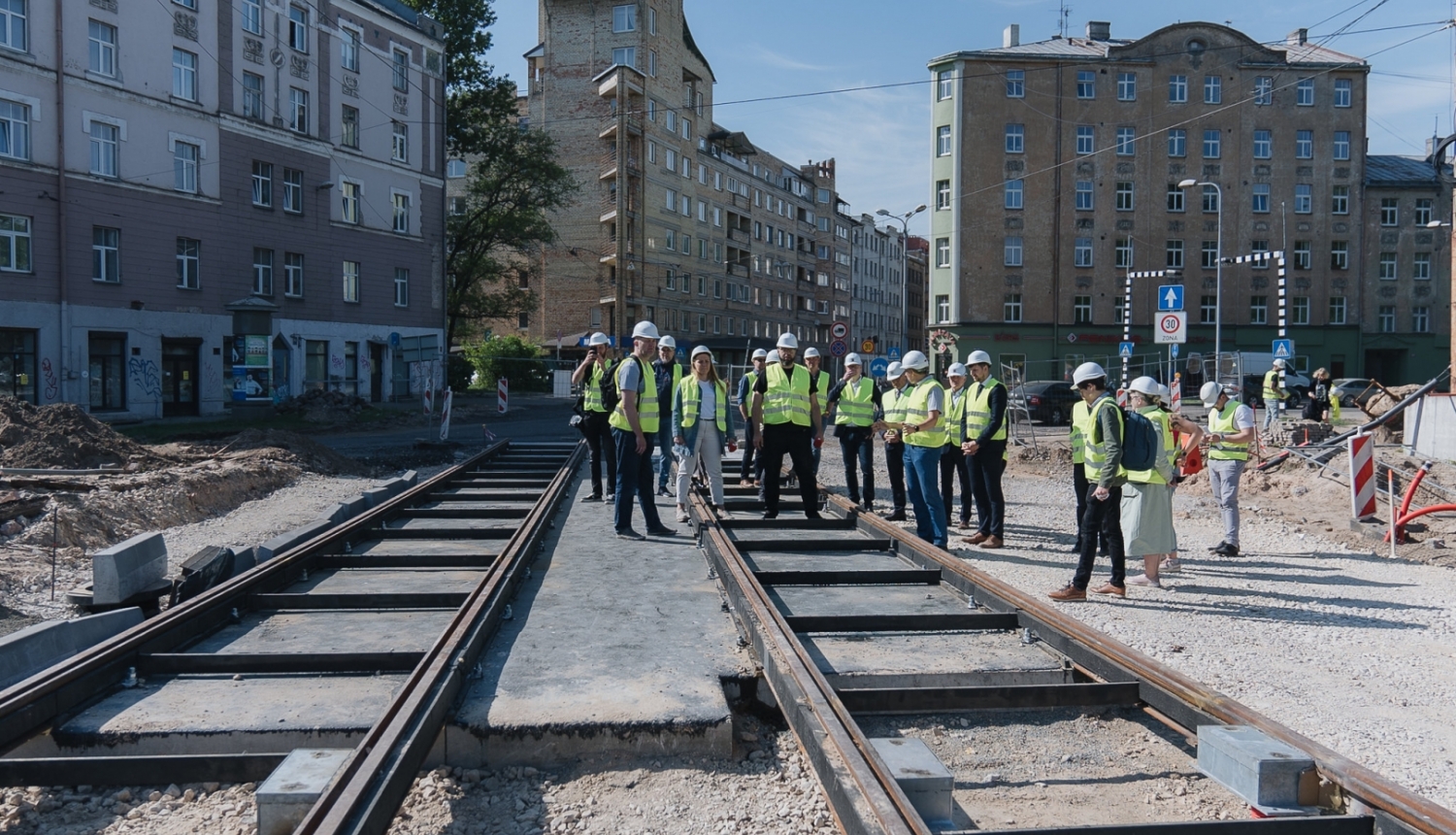 Domes vadība apskata Brasas tilta pārbuvi