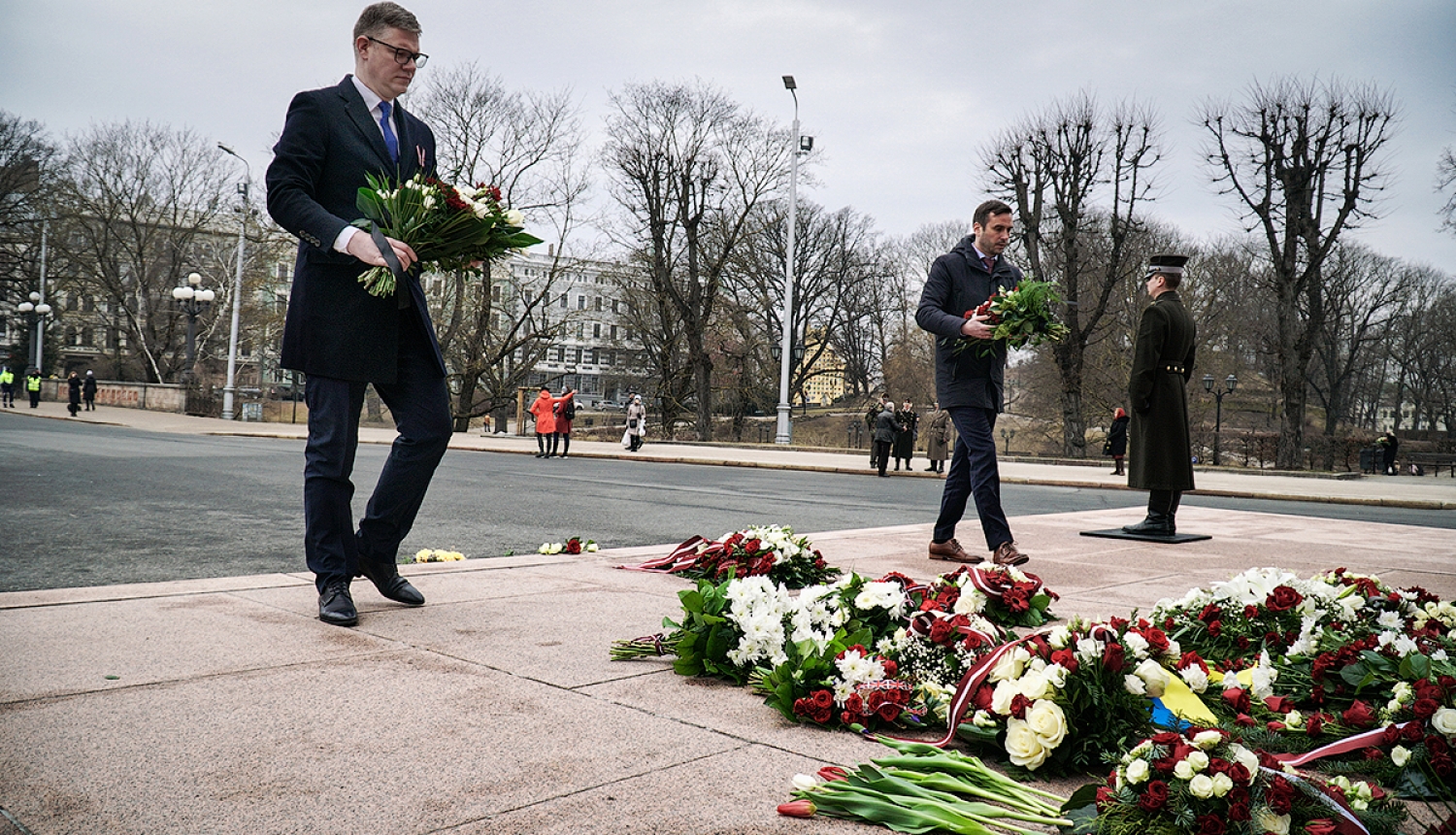 Rīgas domes priekšsēdētājs Mārtiņš Staķis un vicemērs Vilnis Ķirsis noliek ziedus pie Šķirotavas stacijas un Brīvības pieminekļa