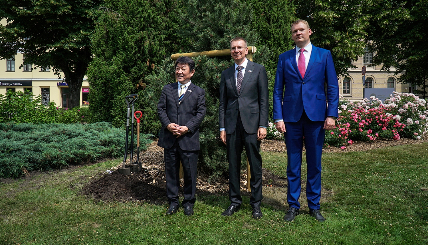 Japānas ārlietu ministrs Tošimicu Motegi, Rīgas domes priekšsēdētāja pienākumu izpildītāju Edvards Smiltēns un Latvijas ārlietu ministru Edgars Rinkēvičs