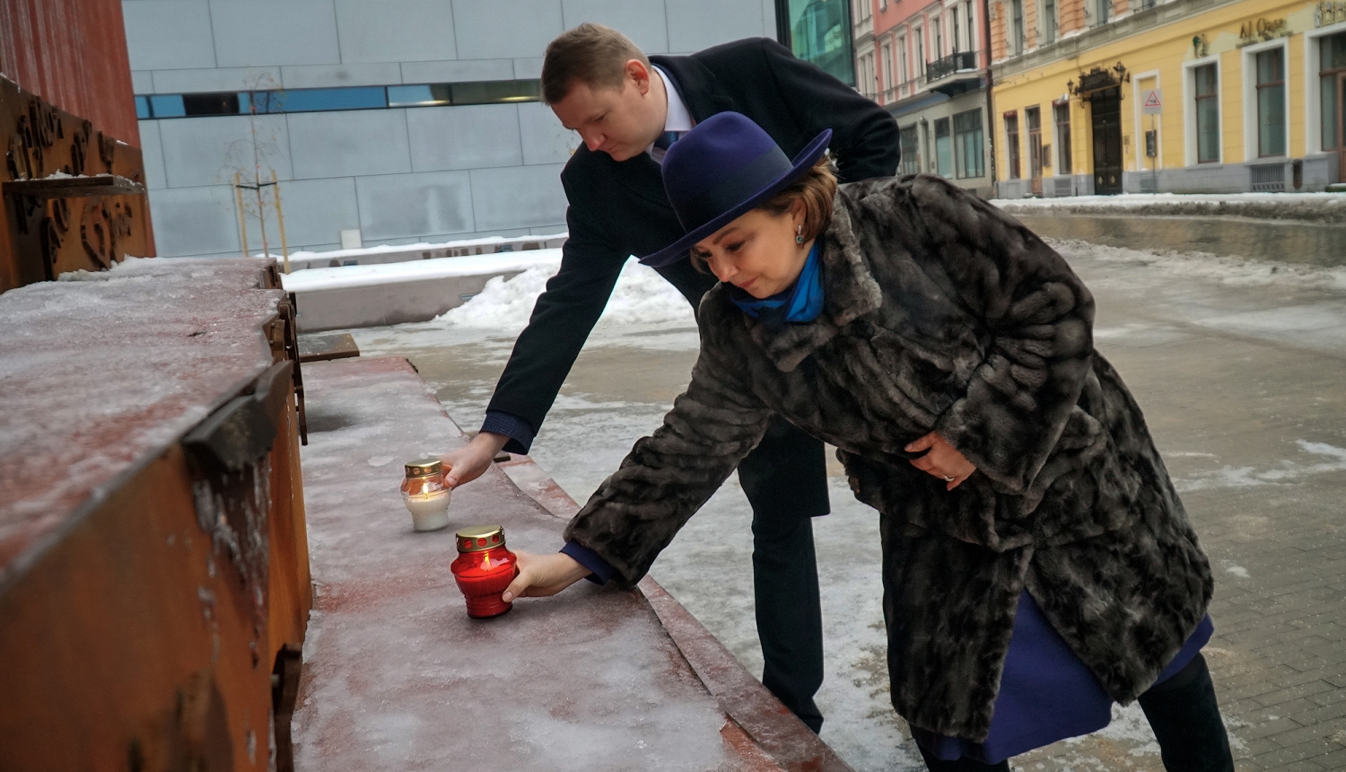 E.Smiltēns un Polijas vēstniece noliek sveces