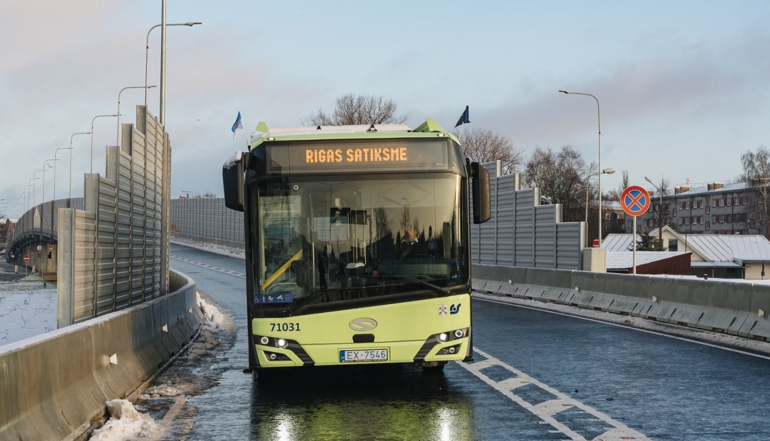 Elektroautobuss gaiši zaļā krāsā