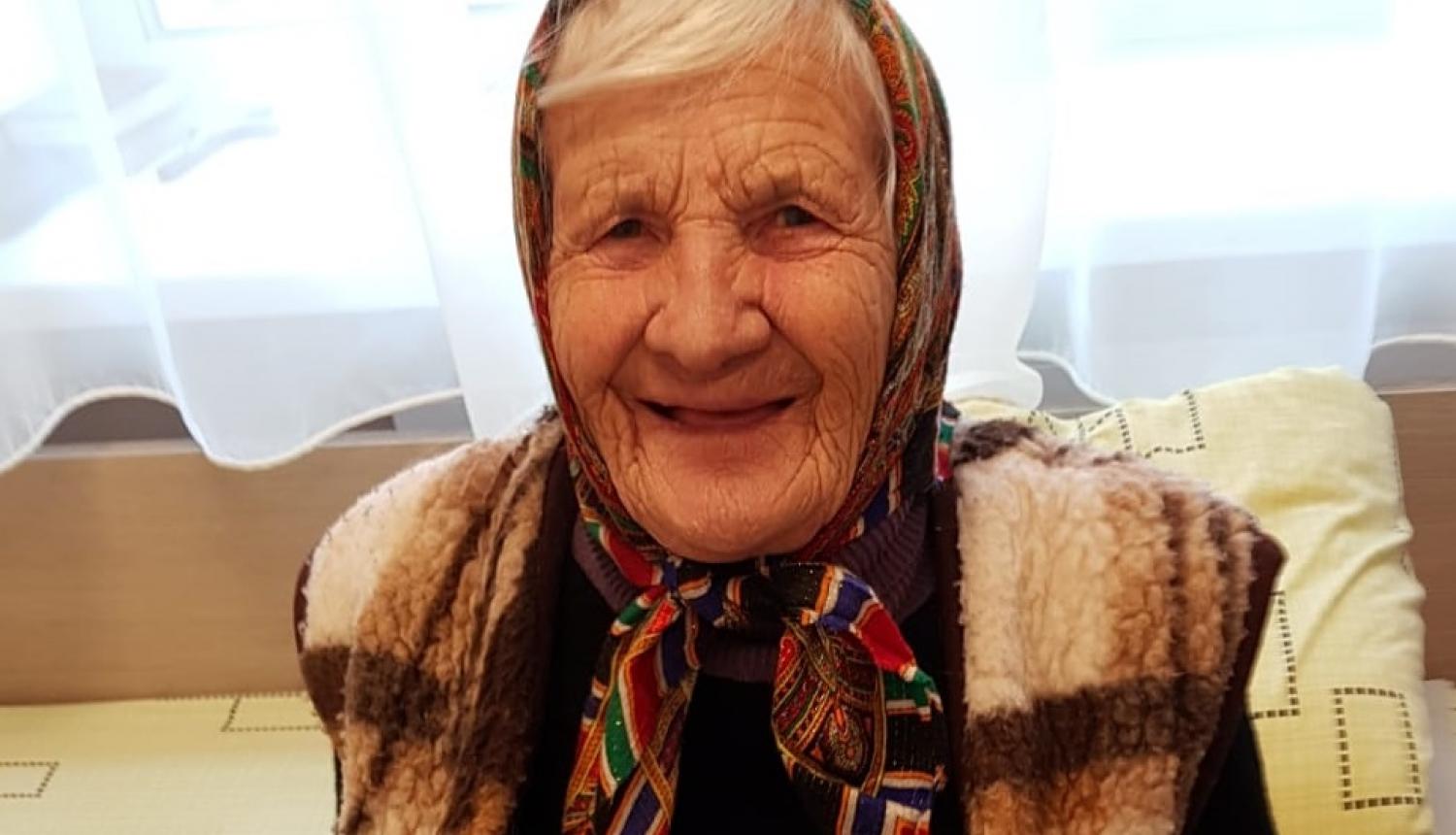 Sirmgalve ar dāvanu paciņu