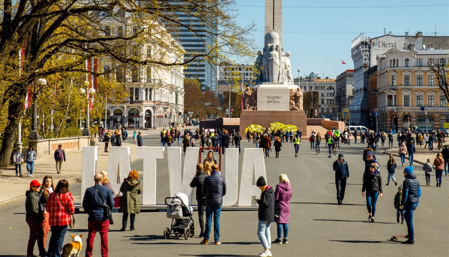 Cilvēki pie Brīvības pieminekļa