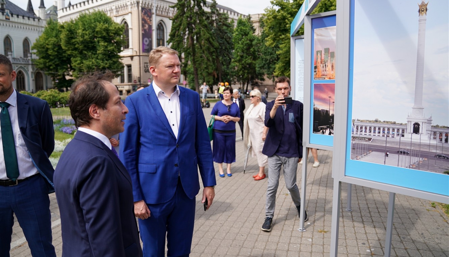 Rīgas domes priekšsēdētāja vietnieks Edvards Smiltēns un pilnvarotais Kazahstānas Republikas vēstnieks Latvijā Timurs Primbetovs Līvu laukumā atklāj fotoizstādi par Kazahstānas galvaspilsētu Nursultanu