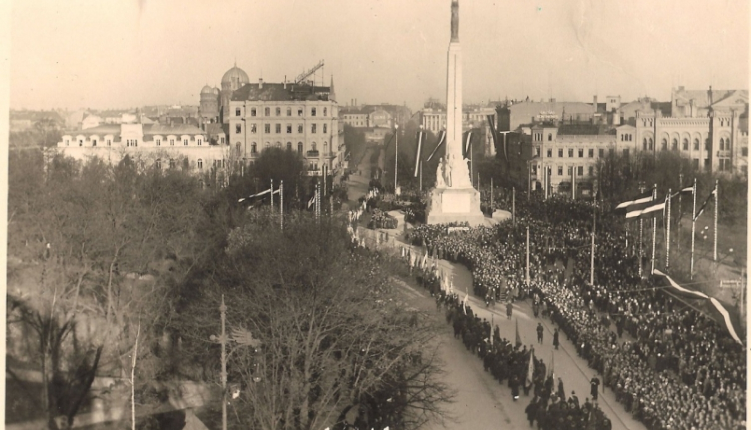  Foto izstāde “Brīvības piemineklis laiku laikos”