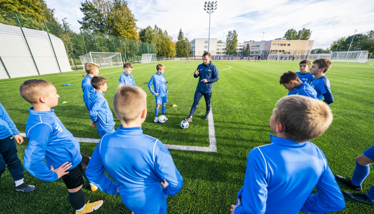 Bērni trenējas futbola laukumā