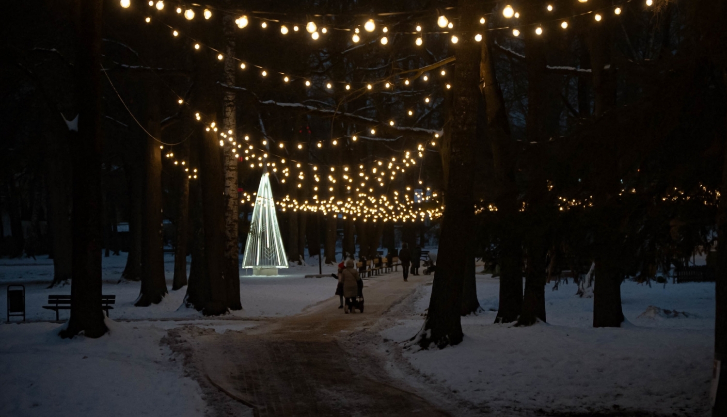 Gaismiņu virtenes Nordeķu parkā