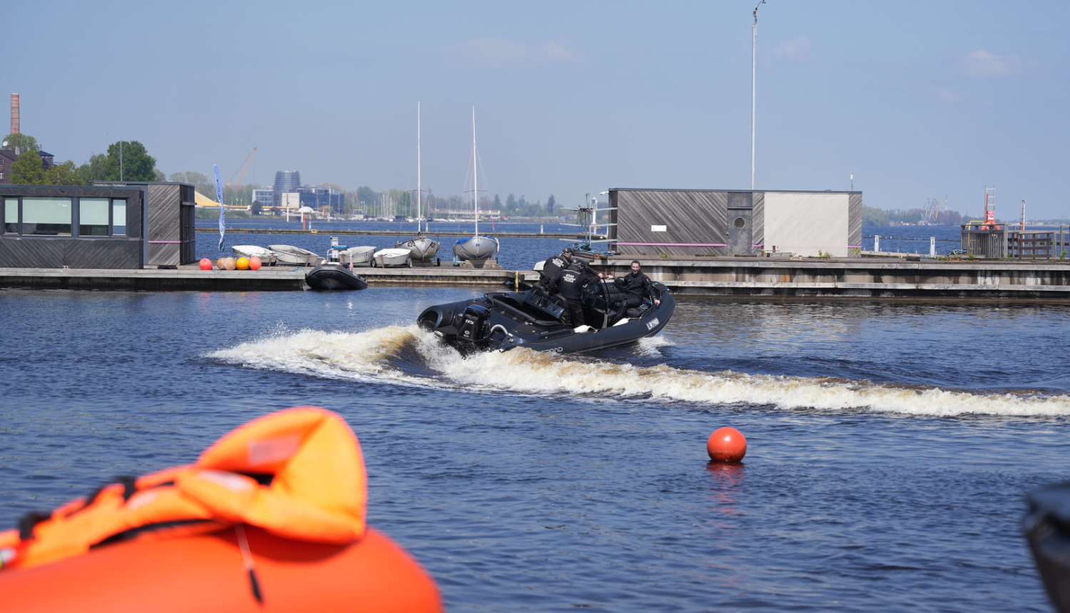 Glābēju motorlaiva